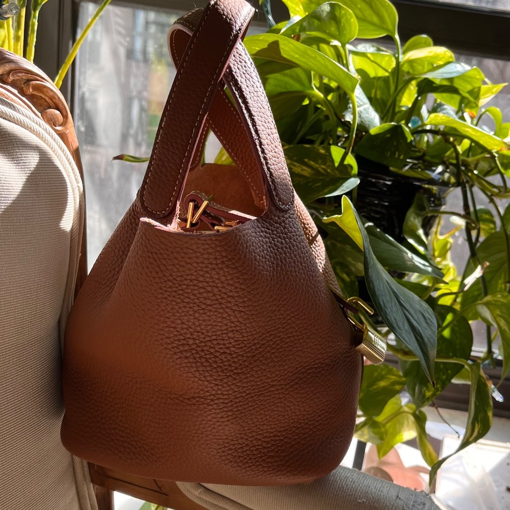 Fashion Fun Tan Leather Bucket Bag with Gold Tone  Lock and Key - Picture 5 of 13